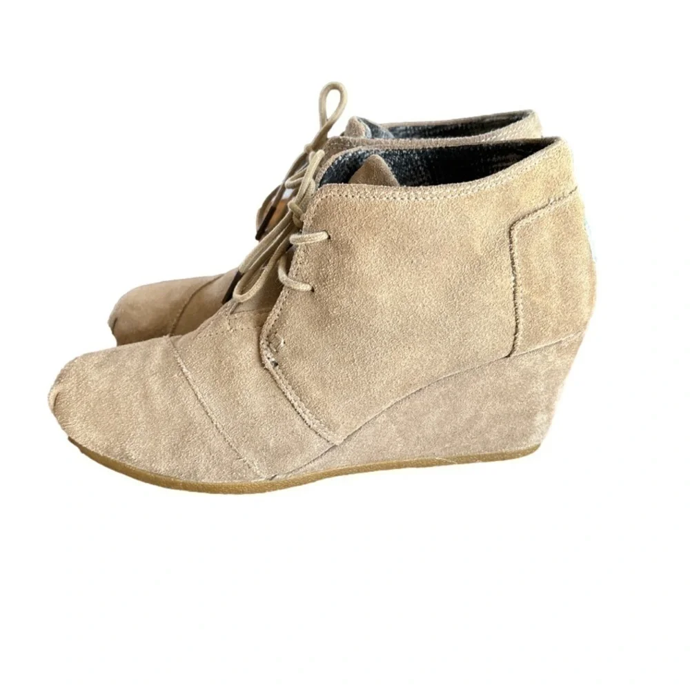 Tom Wedge suede, Booties size 9